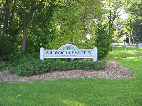 The entrance sign of Wildwood Cemetery in the summertime.